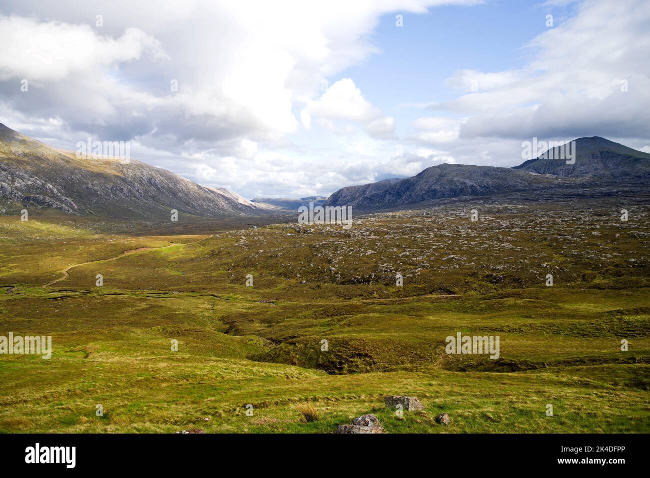 Vue sur Strath Dionard jusqu'à Cranstackie (à gauche) et Foinaven (à droite) depuis le point culminant de la route A838 sur la route NC 500 près de Gualin House. Banque D'Images