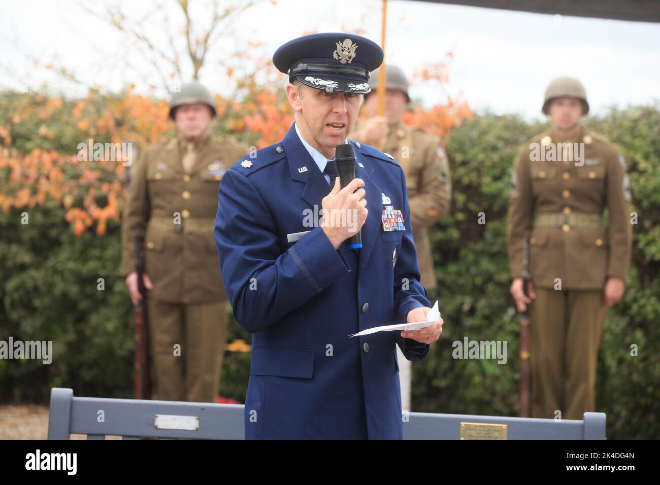 Le chef de division du Ltcol Joseph Brown, JAC Molesworth, s'adresse à l'anniversaire de 78th de l'opération jardin du marché dont on se souvient avec le dévoilement d'un nouveau monument à l'aérodrome de Langar, dans le Nottinghamshire Banque D'Images