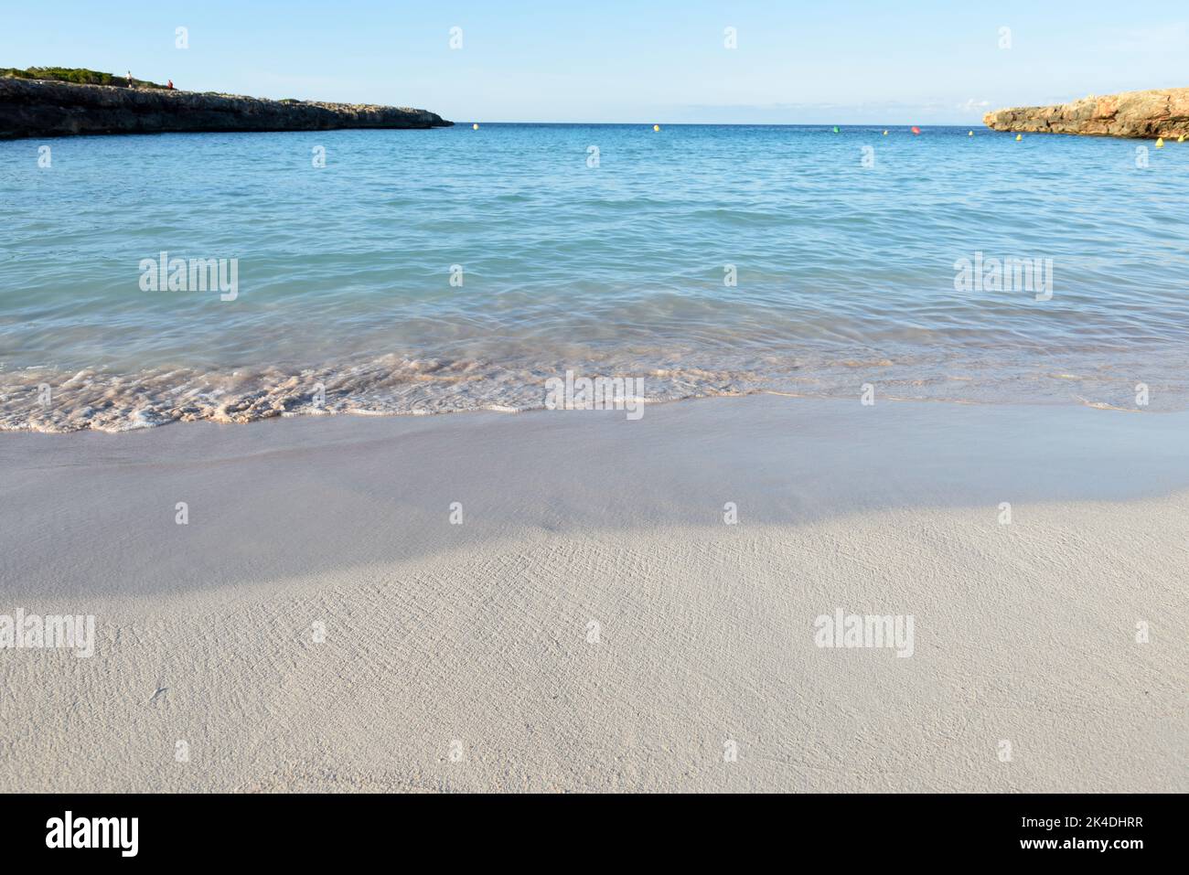 Belle vue sur l'eau claire au bord de la mer sur une plage de sable Banque D'Images