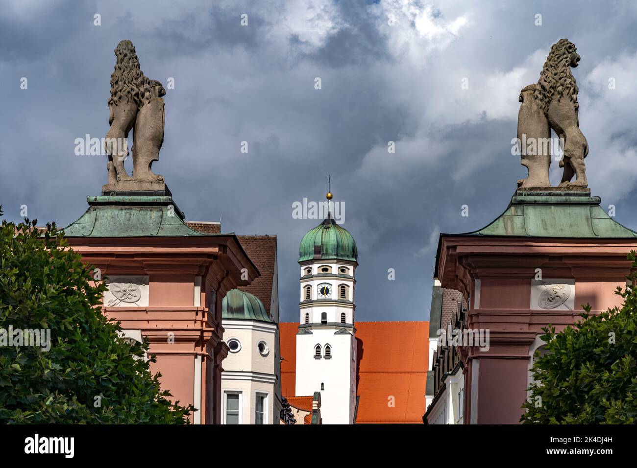 Löwen als Wächter des Schloss und der Turm der Basilika St. Peter in Dillingen an der Donau, Bayern, Deutschland | Lions guarding Dillingen Castle an Banque D'Images
