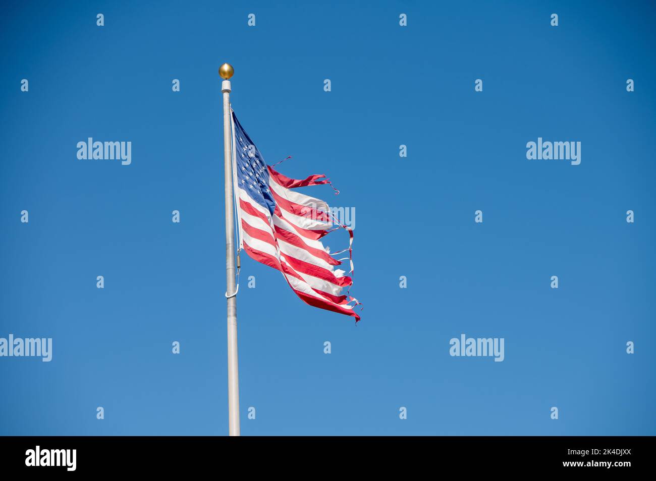 Vue à angle bas du drapeau américain sur la perche Banque D'Images