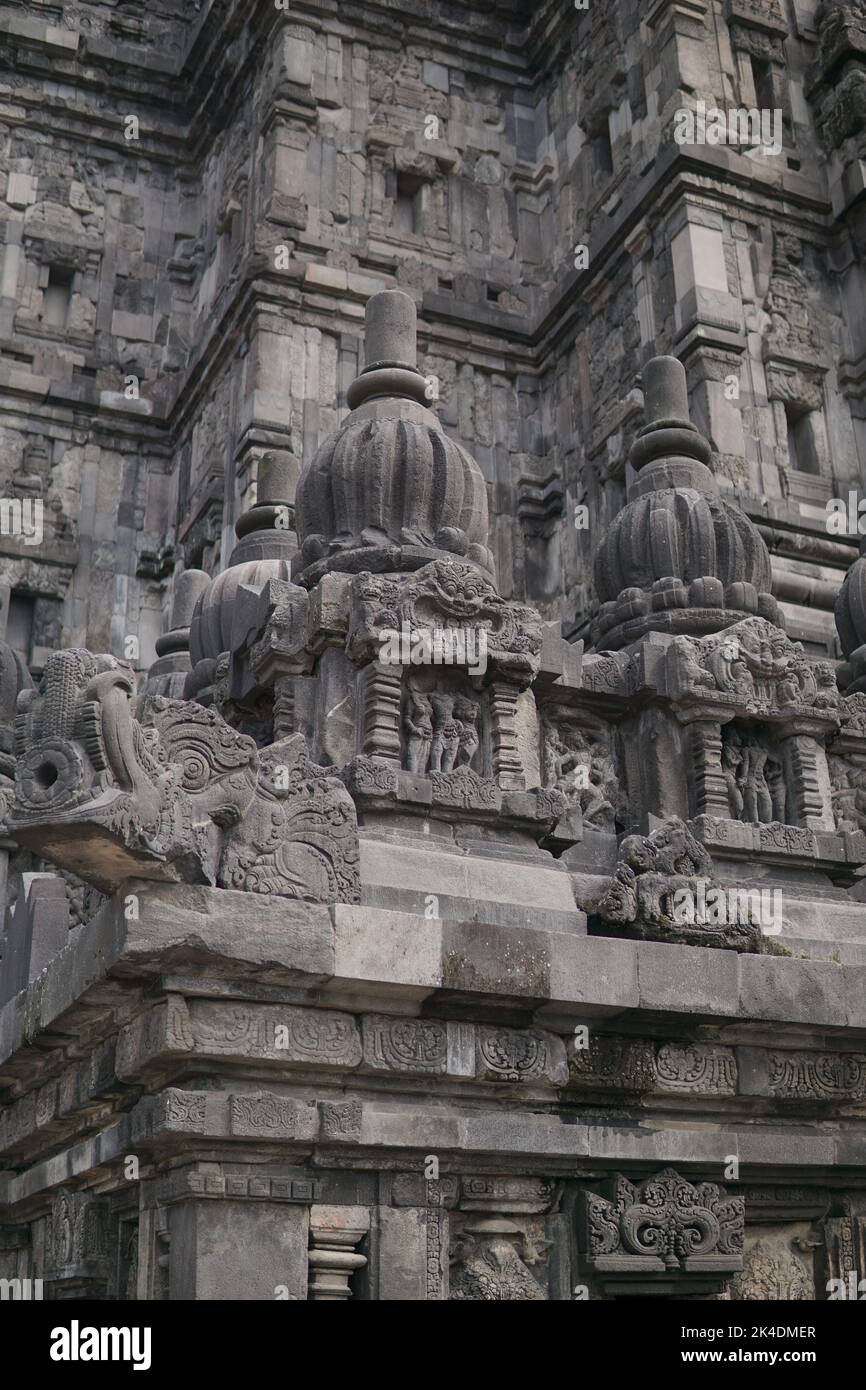 Reliefs détaillés et belles ornements sur le temple de Prambanan. Ce temple hindou est un célèbre tourisme historique en Indonésie. Banque D'Images