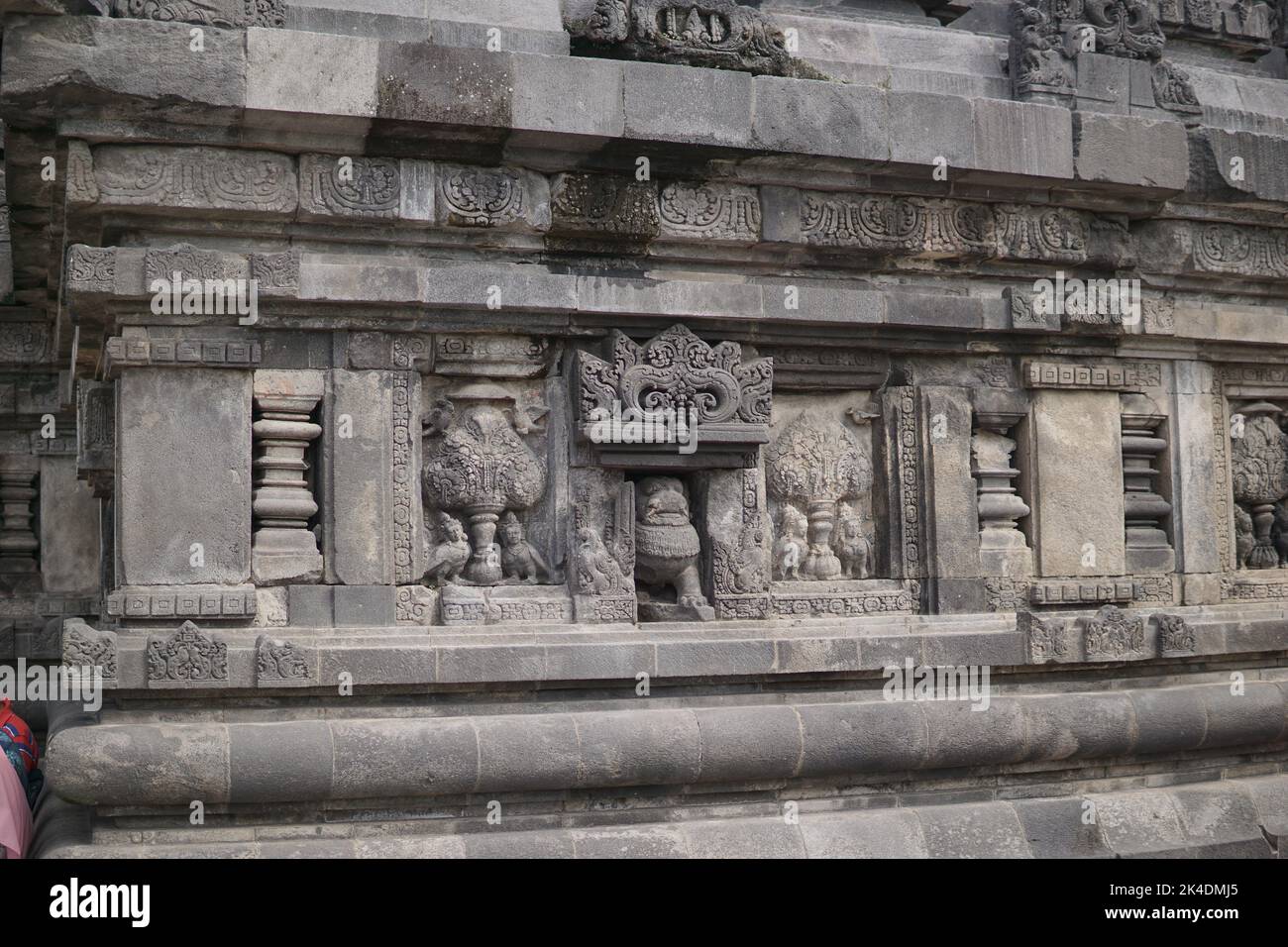 Reliefs détaillés et belles ornements sur le temple de Prambanan. Ce temple hindou est un célèbre tourisme historique en Indonésie. Banque D'Images