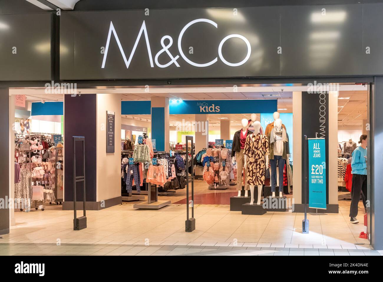M&Co face au magasin, M and Co dans la galerie marchande intérieure, Hart Shopping Center, Fleet Town Center, Hampshire, Angleterre, ROYAUME-UNI. Détaillant de mode Banque D'Images