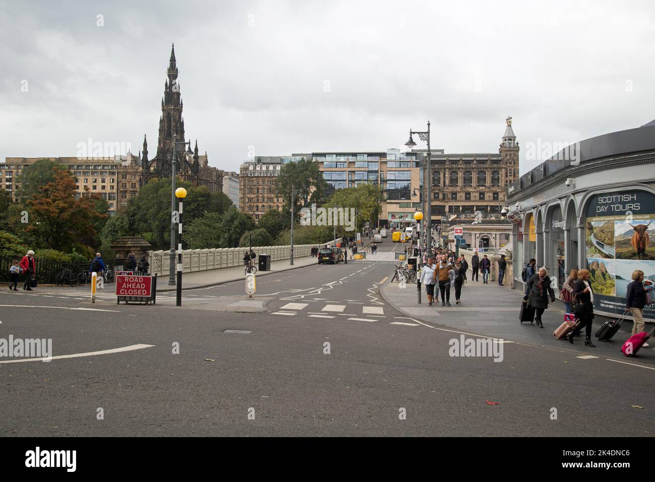 Édimbourg, Écosse, 26 septembre 2022, personnes traversant le pont Waverley. Banque D'Images