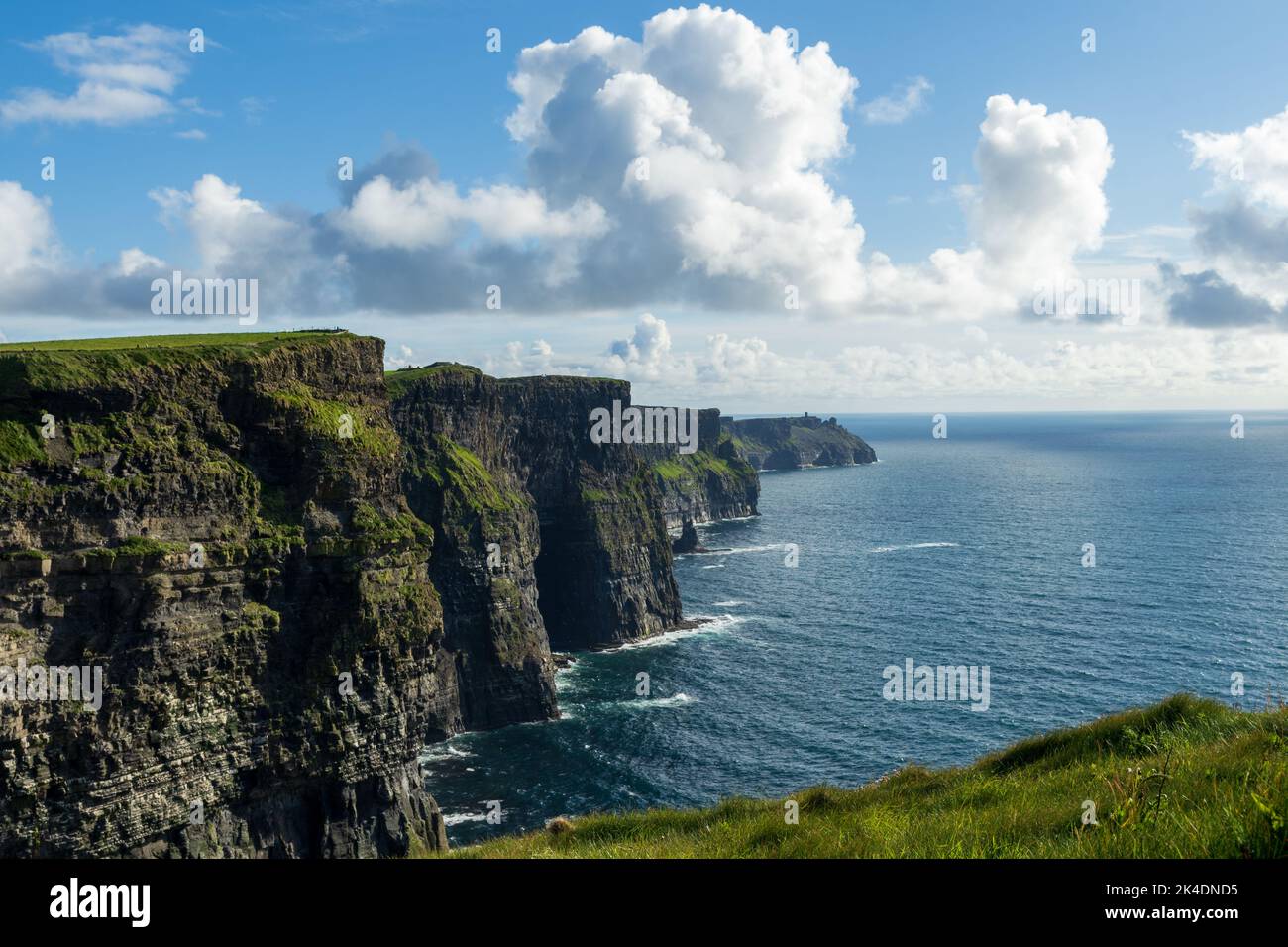 Vue panoramique sur les falaises rocheuses de Moher sur la côte ouest de l'Irlande Banque D'Images