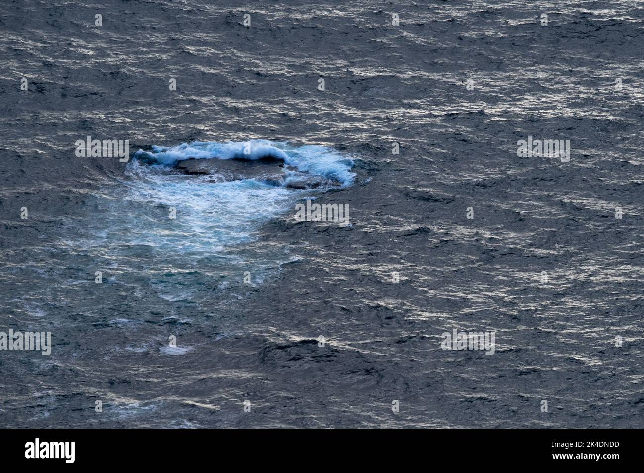 La grande pierre sombre de l'océan Atlantique s'est délavée par des vagues qui se brisent Banque D'Images