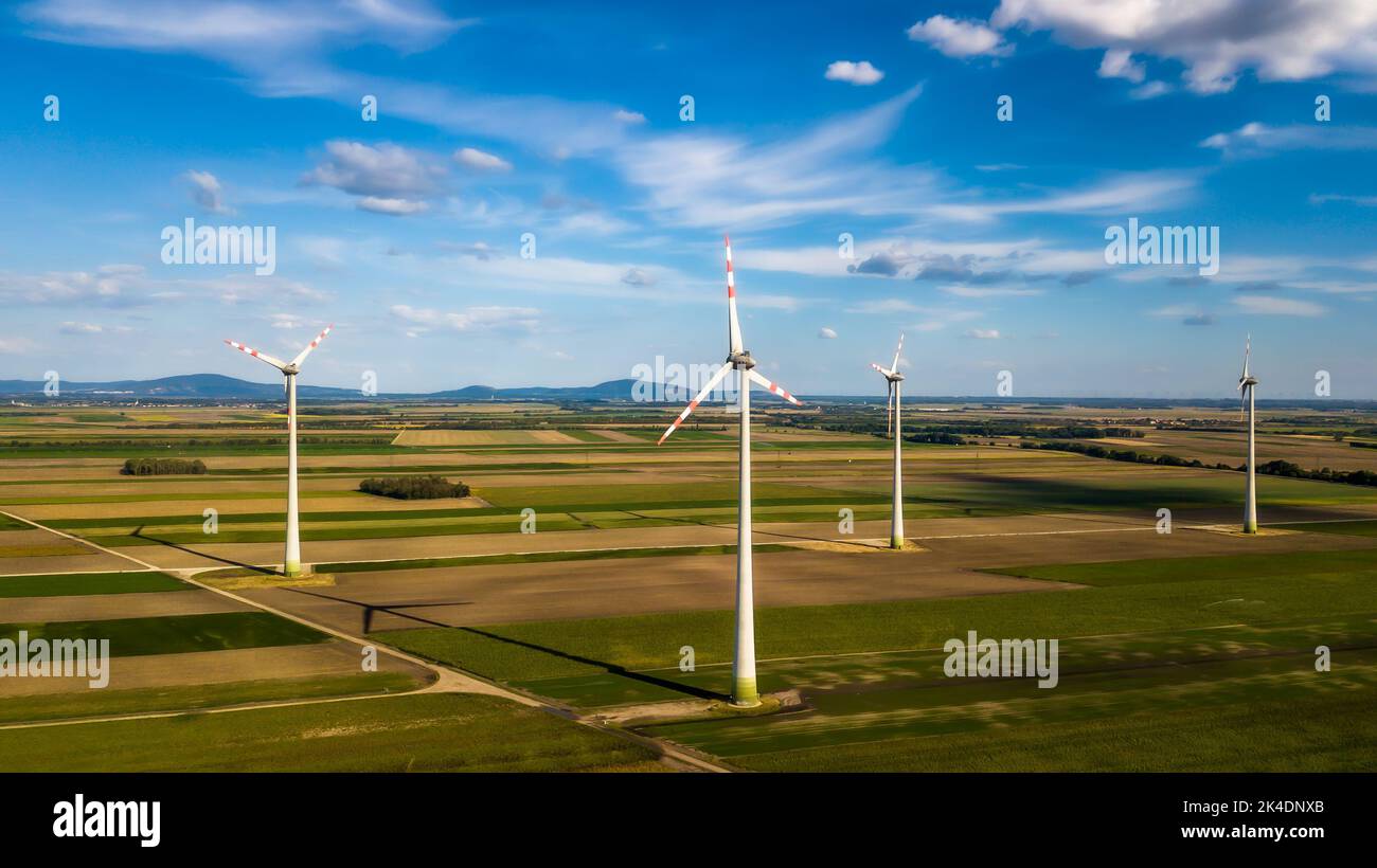 Parc éolien avec éoliennes en paysage agricole en Autriche Banque D'Images