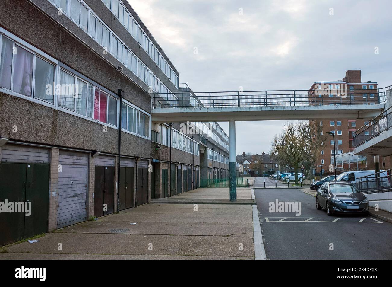 Appartements de conseil de faible hauteur et passerelle surélevée dans le domaine de logement d'Aylesbury à Walworth, Southwark, sud de Londres, Angleterre, Royaume-Uni. Banque D'Images