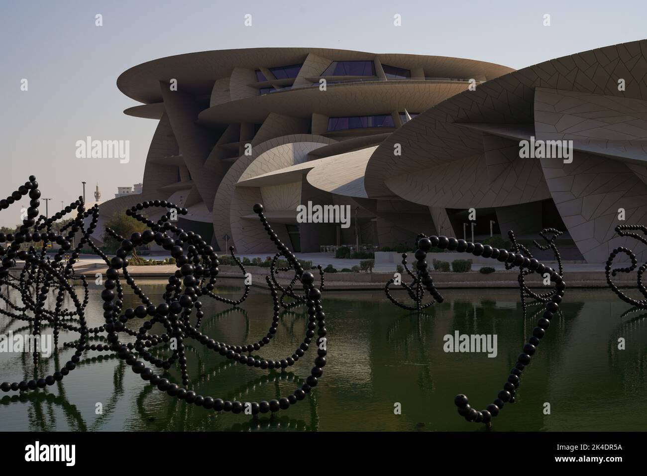 Doha, Qatar, 1 octobre 2022. Musée national du Qatar ouvert au public le 28 mars 2019. Le bâtiment a été conçu par l'architecte Jean nouvel, inspiré par le cristal rose du désert, qui se trouve au Qatar. Banque D'Images