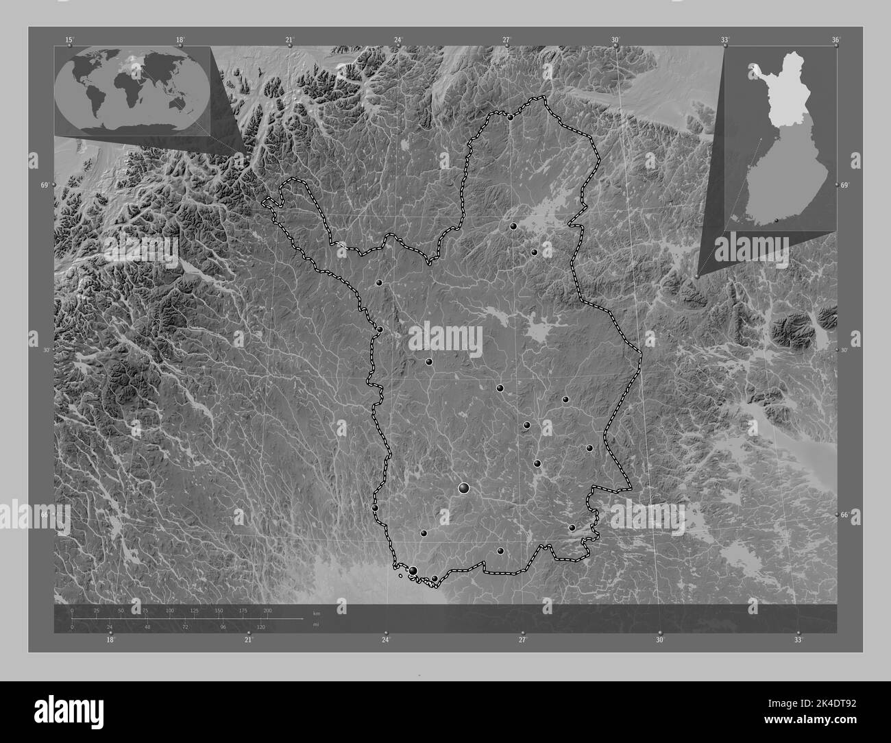 Laponie, région de Finlande. Carte d'altitude en niveaux de gris avec lacs et rivières. Lieux des principales villes de la région. Cartes d'emplacement auxiliaire d'angle Banque D'Images