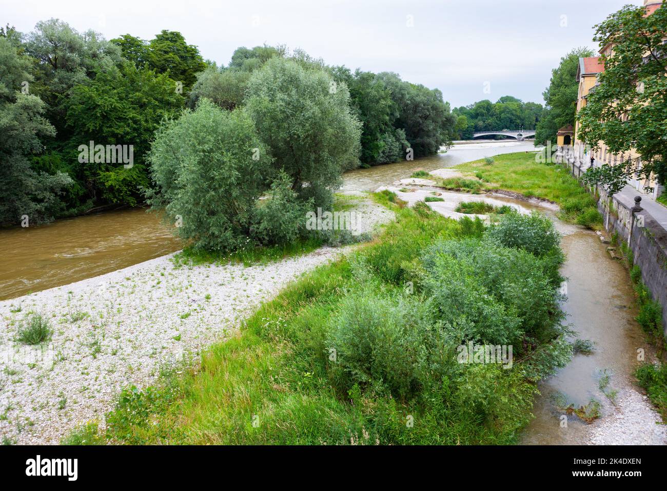 La rivière Isar, qui s'étend du nord au sud à Munich, en Allemagne, s'assèche pendant l'été. Banque D'Images