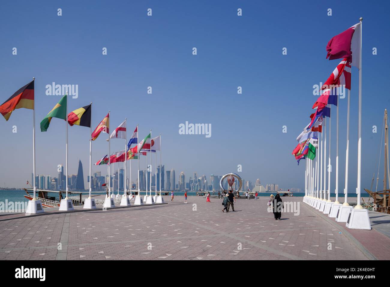 Les drapeaux des pays participant à la coupe du monde de la FIFA, Qatar 2022 , à la corniche de Doha, à 02 octobre 2022, à Doha, au Qatar Banque D'Images