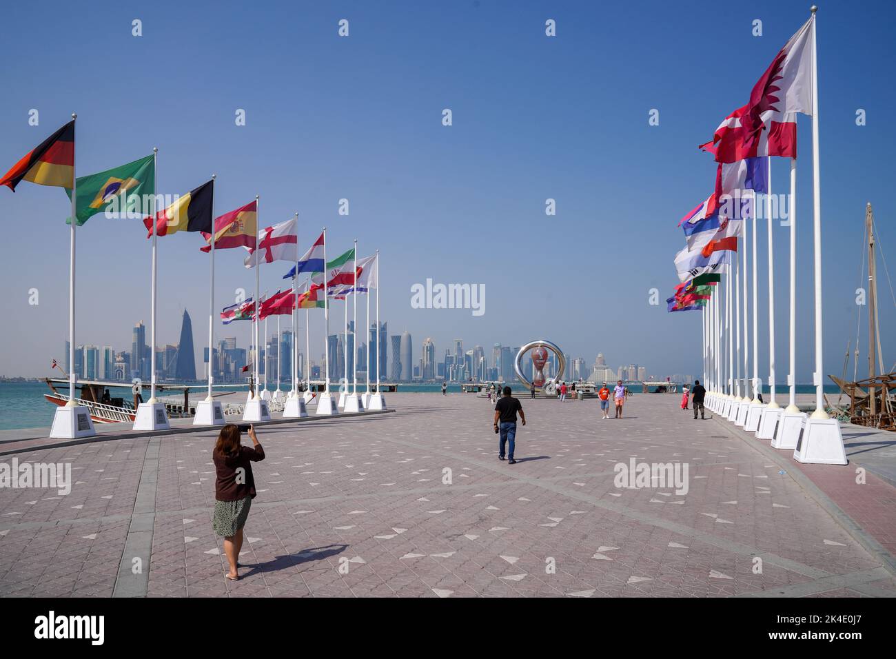 Les drapeaux des pays participant à la coupe du monde de la FIFA, Qatar 2022 , à la corniche de Doha, à 02 octobre 2022, à Doha, au Qatar Banque D'Images