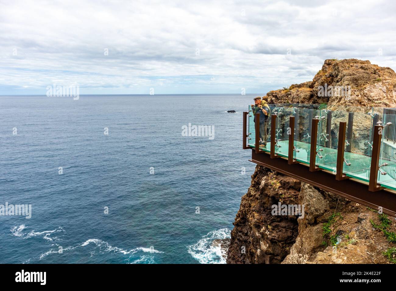 Courte escale au point de vue de Miradouro do Guindaste dans le nord de l'île des Açores de Madère - Portugal Banque D'Images