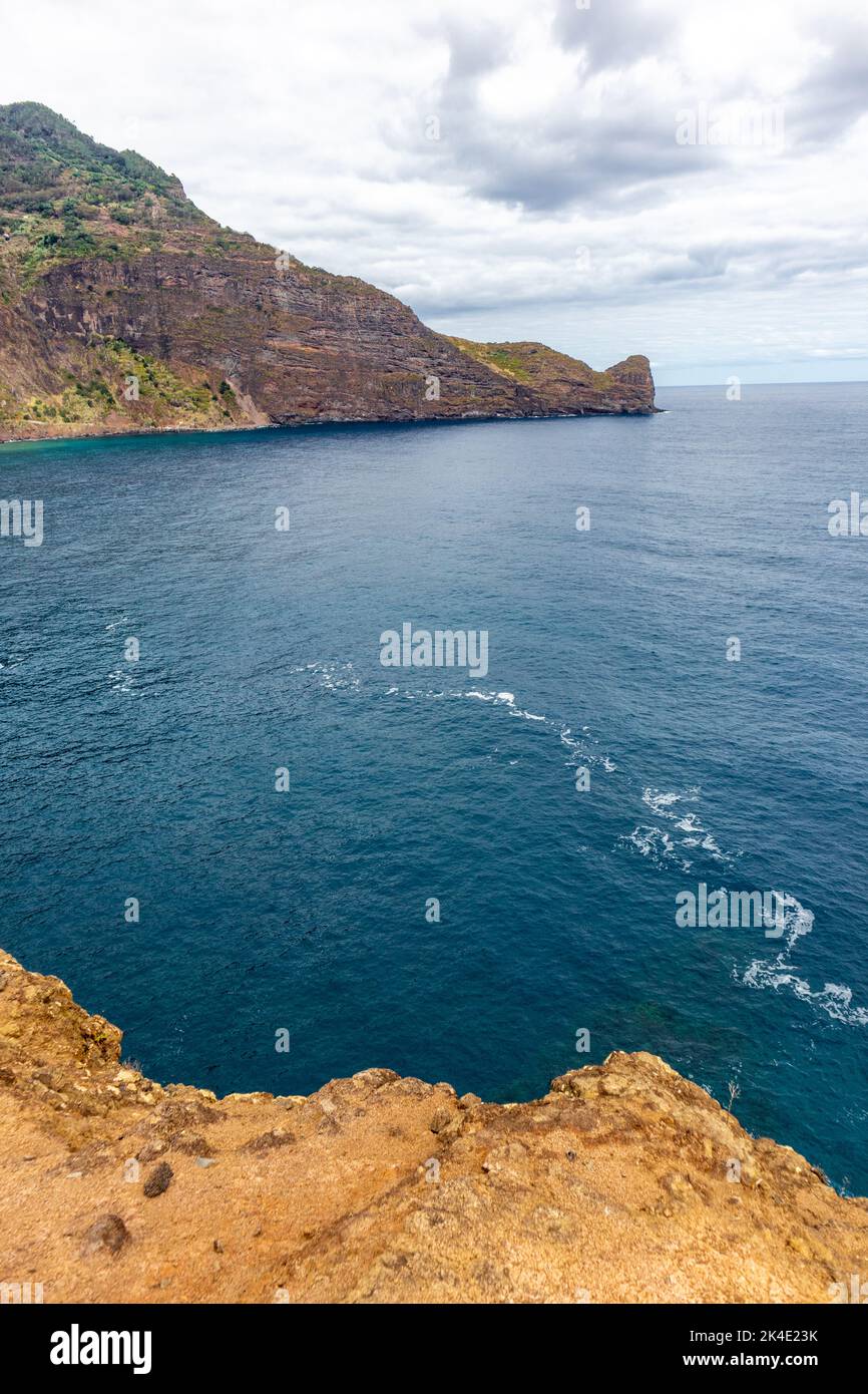 Courte escale au point de vue de Miradouro do Guindaste dans le nord de l'île des Açores de Madère - Portugal Banque D'Images