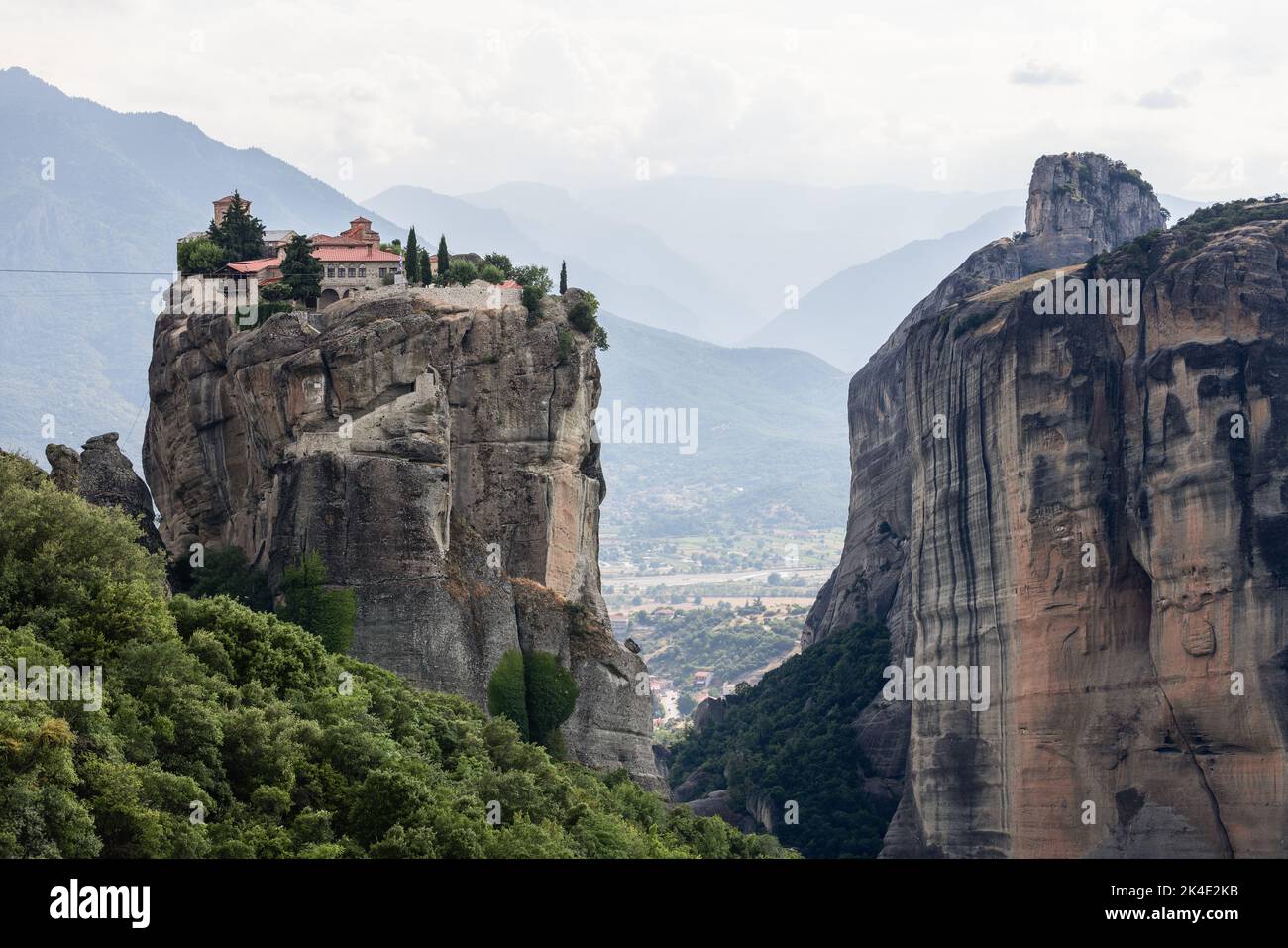 La région autour du monastère de la Sainte Trinité est vallonnée et boisée, avec la rivière Pineios dans la plaine de Thessalie Banque D'Images