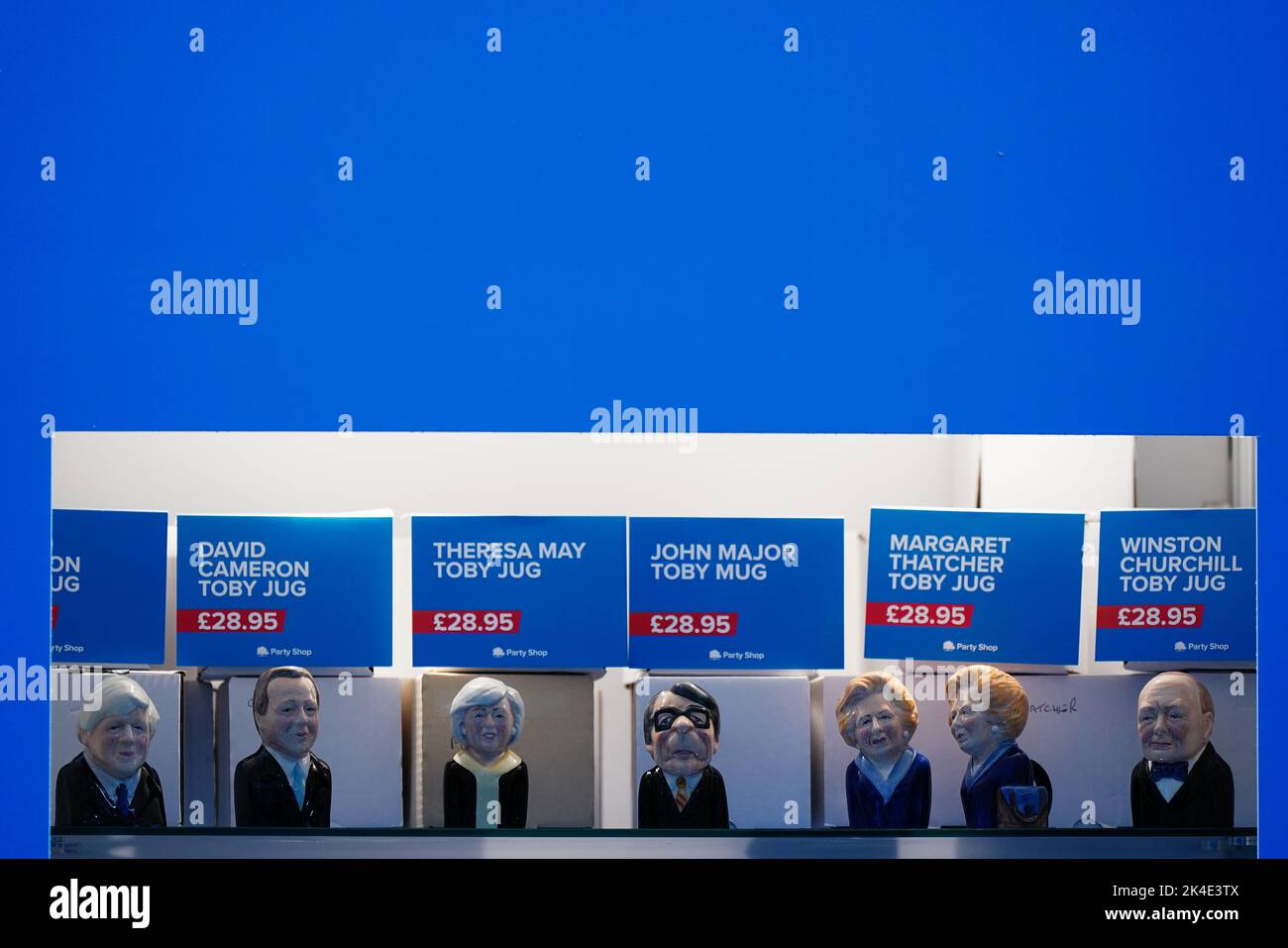 Toby jegs des anciens premiers ministres Boris Johnson, David Cameron, Theresa May, John Major, Margaret Thatcher et Winston Churchill en vente lors de la conférence annuelle du Parti conservateur au Centre international des congrès de Birmingham. Date de la photo: Dimanche 2 octobre 2022. Banque D'Images