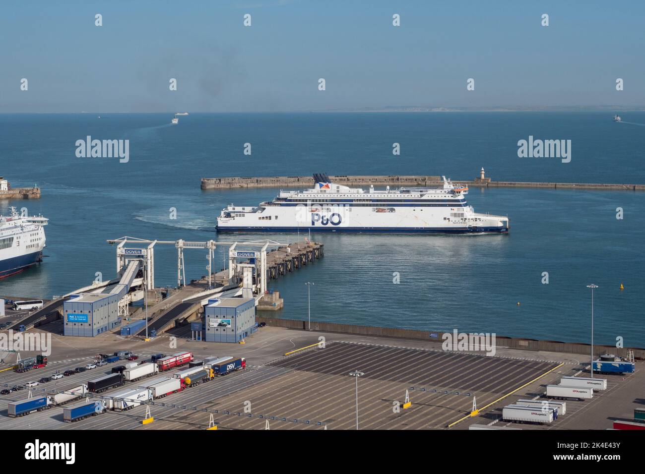 Le ferry « Spirit of Britain » P & O arrive au port de Douvres, Kent, Royaume-Uni. Banque D'Images