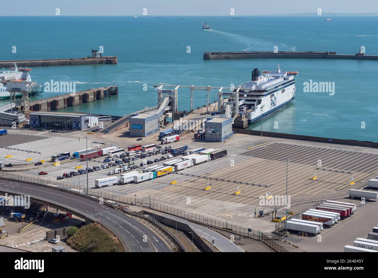 Camions et voitures en attente de chargement sur le ferry « Spirit of Britain » P & O dans le port de Douvres, Kent, Royaume-Uni, alors que les véhicules à l'arrivée se déchargent. Banque D'Images