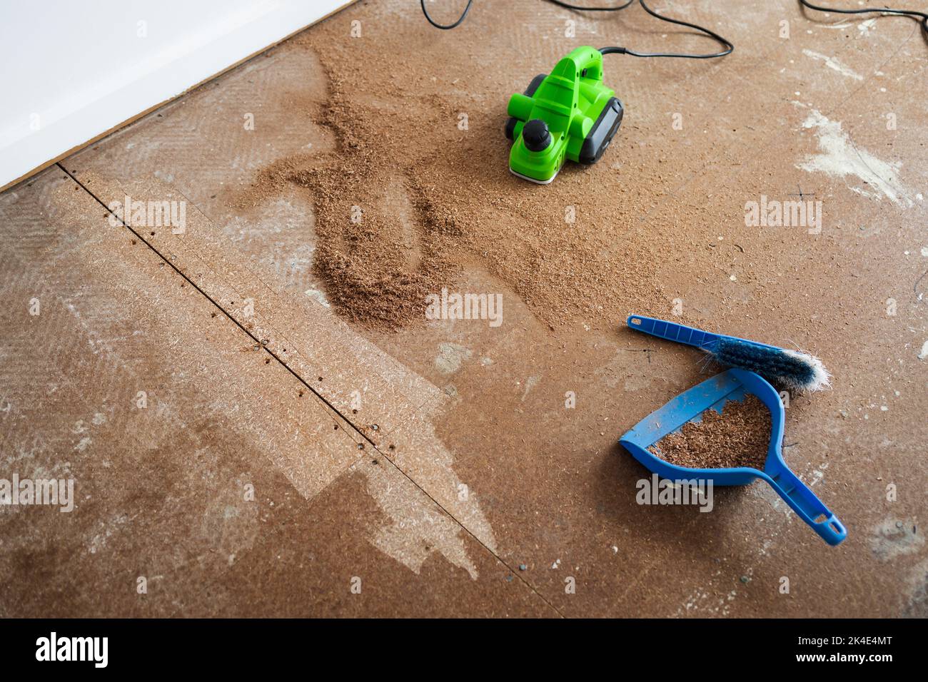 Paleur d'un plancher de fixing dans le projet de rénovation intérieure maison, bricolage amélioration de la maison Banque D'Images