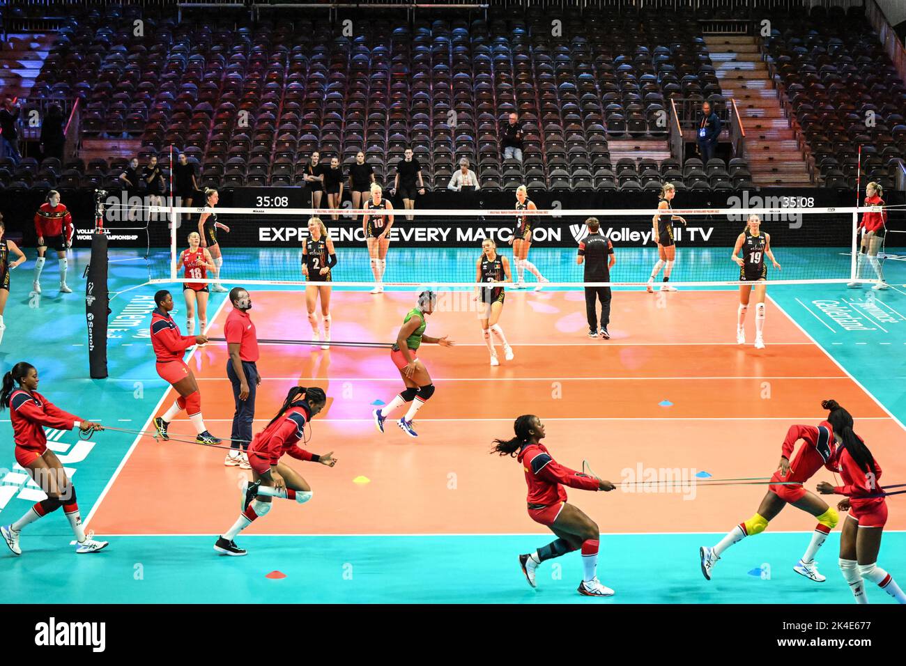 L'illustration montre des équipes qui s'échauffent pendant un match de volley-ball entre l'équipe nationale féminine belge les Tigres jaunes et l'équipe nationale camerounaise, dimanche 02 octobre 2022 à Arnhem pendant la phase de billard (partie 5 de 5) des championnats du monde de volley-ball pour femmes. Le tournoi a lieu de 23 septembre jusqu'à 15 octobre 2022. BELGA PHOTO LUC CLAESSEN Banque D'Images