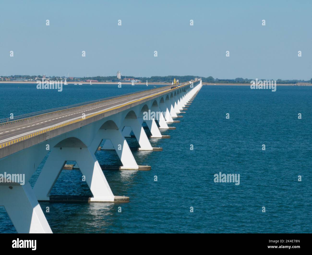 Pont de Zeelandbridge à l'infini dans la vue aérienne de drone de distance. Partie de Delta fonctionne. Infrastructure néerlandaise holland Zeeland. Livraison du transport Banque D'Images