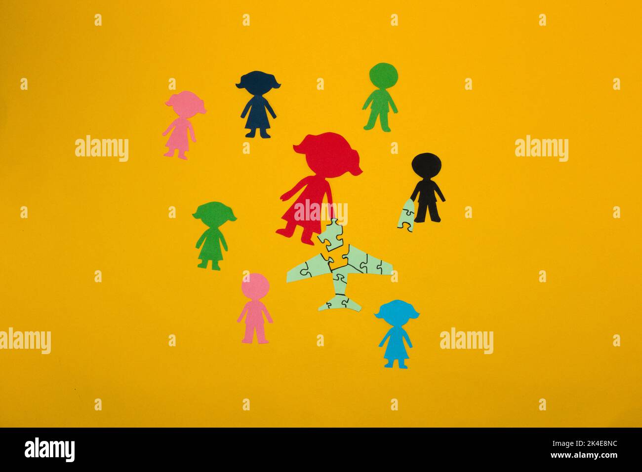 femme d'affaires et son équipe d'affaires travaillent sur un projet créatif, de mettre en place un puzzle qui les emportera à la hauteur, à plat, papier c Banque D'Images