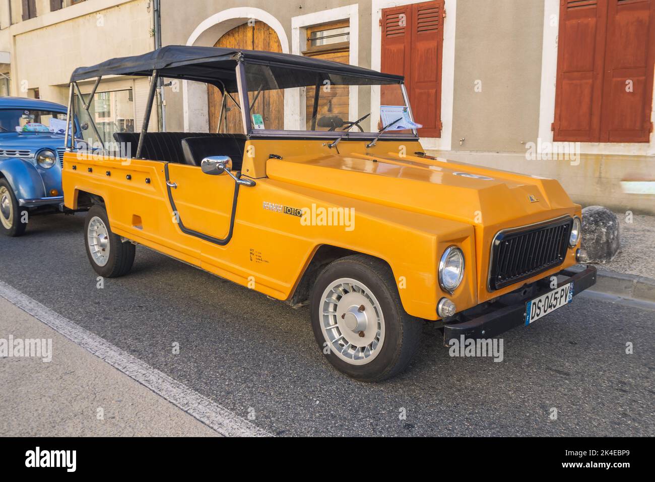 Loriol sur Drome, France - 17 septembre 2022 : rodéo Renault jaune vintage (1970-1986). Exposition de voitures classiques à Loriol sur Drome, France. Banque D'Images