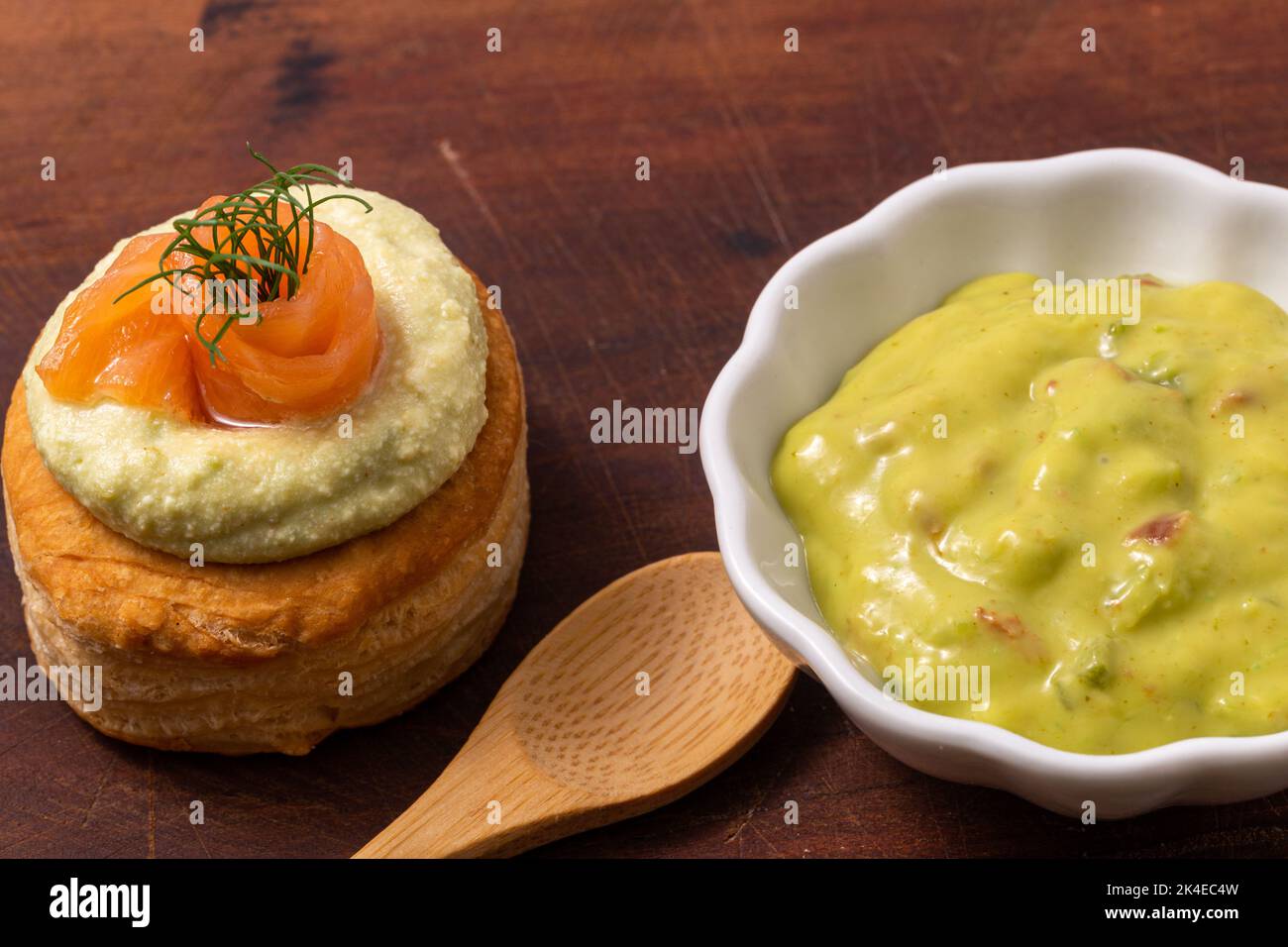 vol au vent avec guacamole et saumon fumé Banque D'Images vol au vent avec guacamole et saumon fumé Banque D'Images