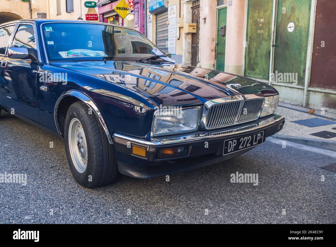 Loriol sur Drôme, France - 17 septembre 2022 : Jaguar souveraine noire XJ40, sur la rue. Exposition de voitures classiques à Loriol sur Drome, France. Banque D'Images