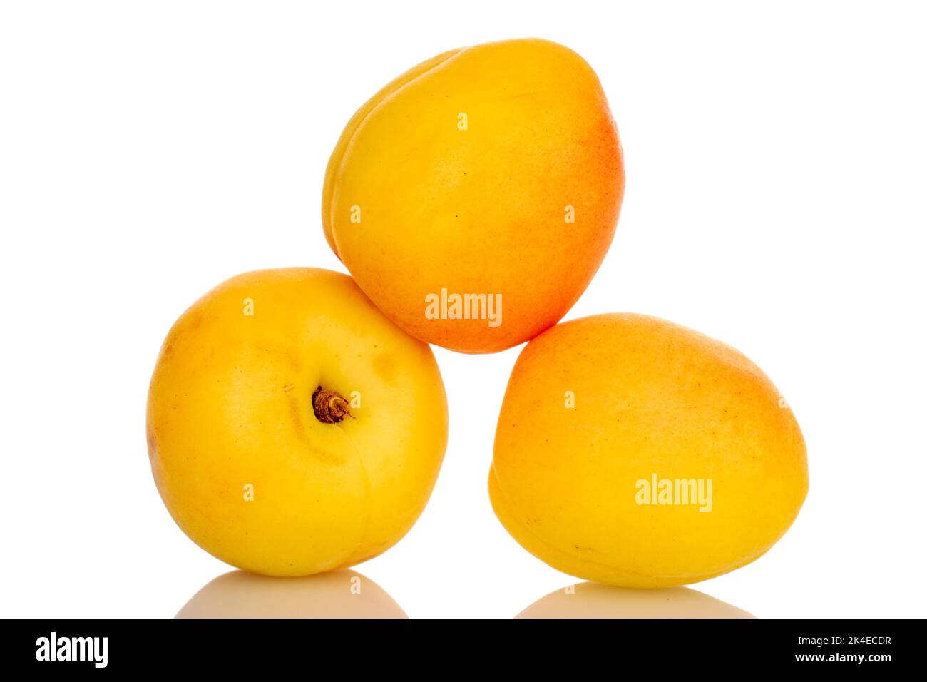 Trois abricots d'ananas juteux, gros plan, isolés sur du blanc. Banque D'Images