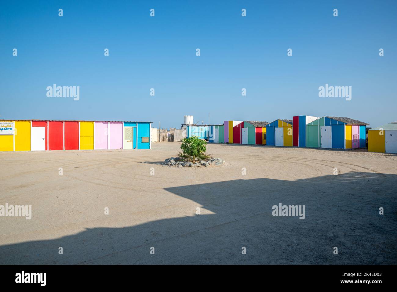 Cabines de plage colorées, île de Masirah, Oman Banque D'Images