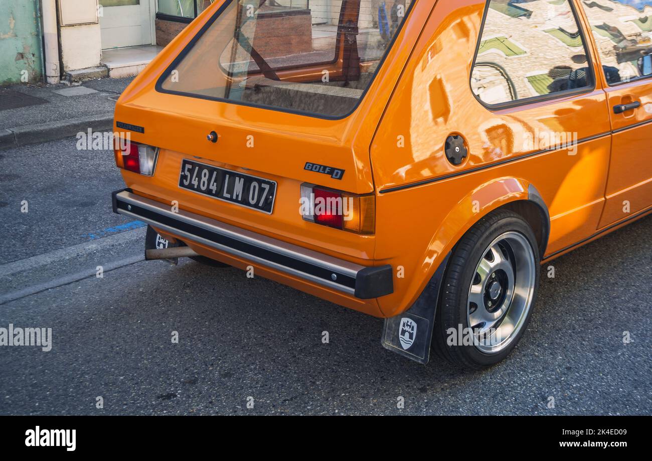 Loriol sur Drome, France - 17 septembre 2022 : Orange Vintage Golf D II (19E) garé dans la rue. Exposition de voitures classiques à Loriol sur Drome, France Banque D'Images