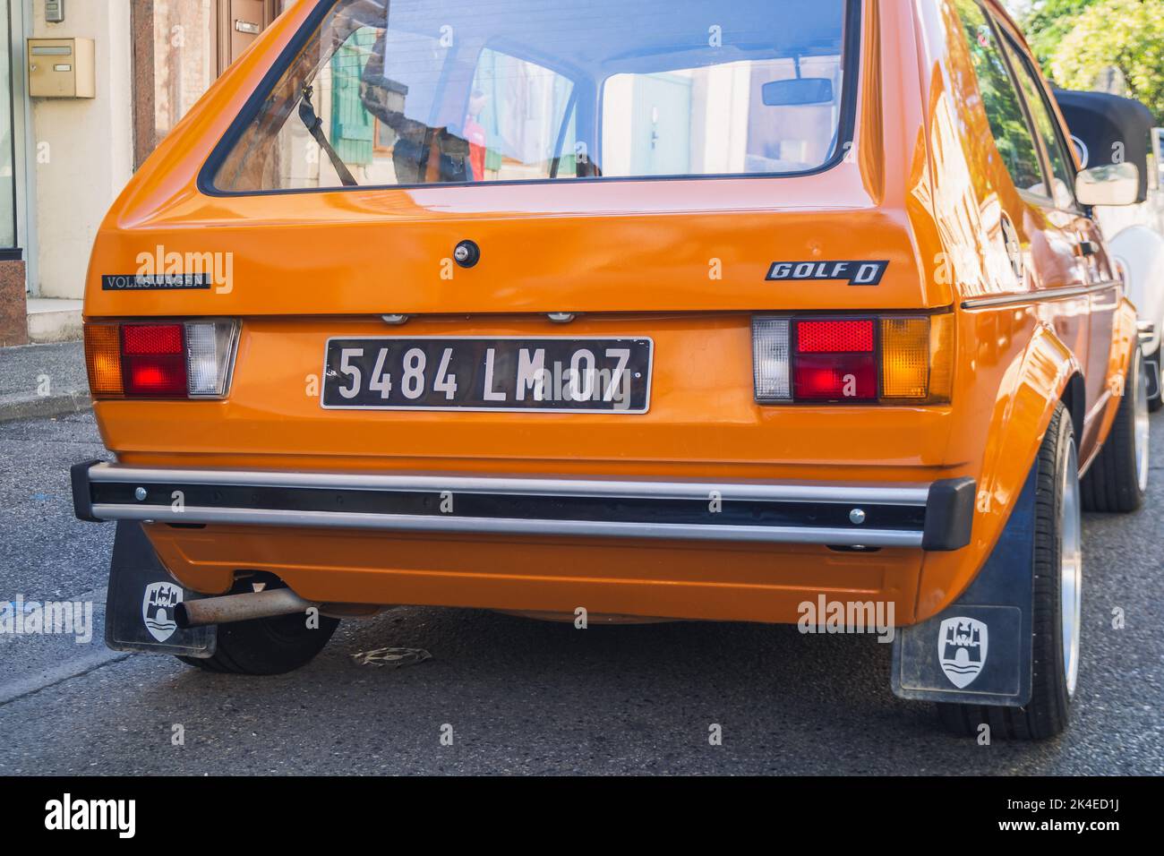 Loriol sur Drome, France - 17 septembre 2022 : Orange Vintage Golf D II (19E) garé dans la rue. Exposition de voitures classiques à Loriol sur Drome, France Banque D'Images