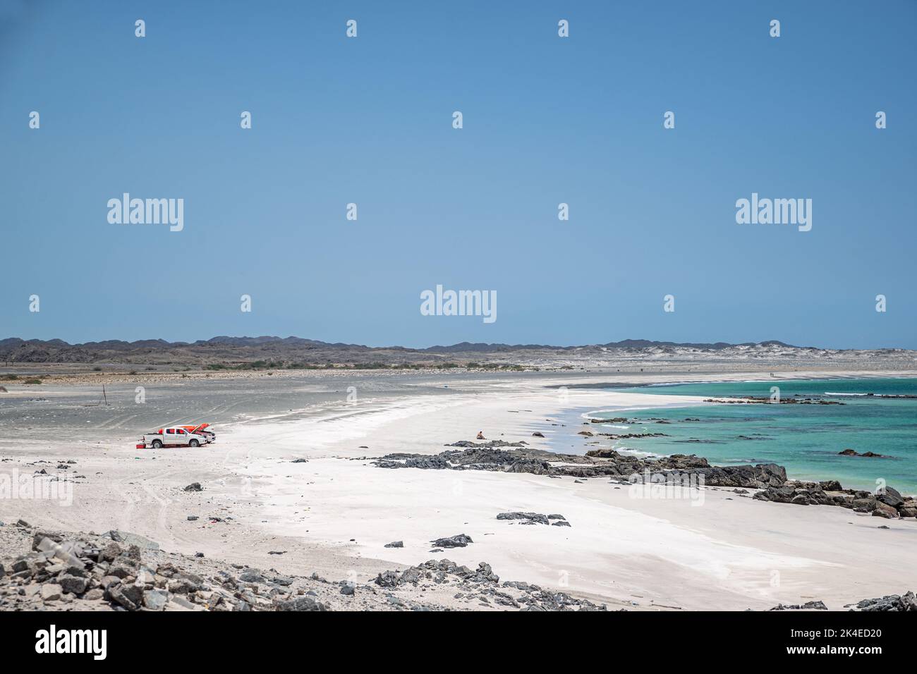 Plage déserte avec sable blanc et eau turquoise, île de Masirah, Oman Banque D'Images