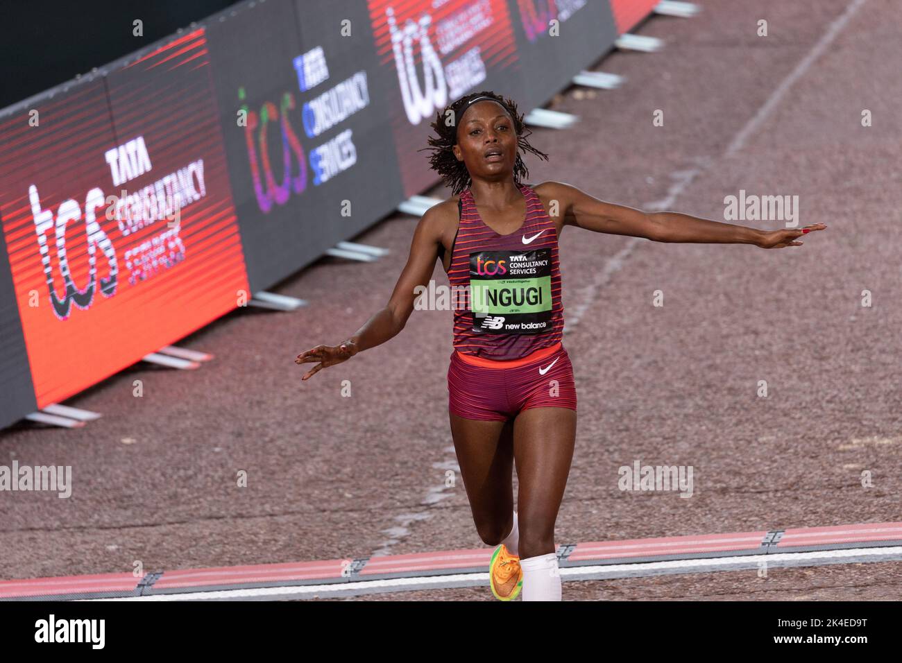 LONDRES, ANGLETERRE - 02 OCTOBRE 2022 : Mary Ngugi, du Kenya, fête sa course Women's Elite lors du Marathon de Londres 2022 du TCS au Mall le 2nd octobre 2022 à Londres, en Angleterre. Credit: SMP News / Alamy Live News Banque D'Images