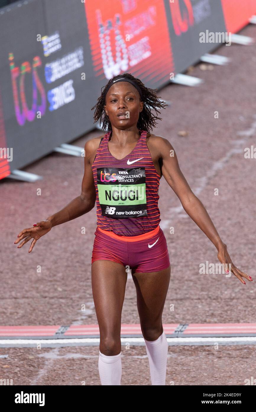 LONDRES, ANGLETERRE - 02 OCTOBRE 2022 : Mary Ngugi, du Kenya, fête sa course Women's Elite lors du Marathon de Londres 2022 du TCS au Mall le 2nd octobre 2022 à Londres, en Angleterre. Credit: SMP News / Alamy Live News Banque D'Images
