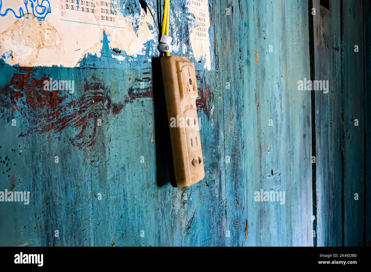 Ancienne prise électrique asiatique sur le mur d'une ancienne maison chinoise Banque D'Images