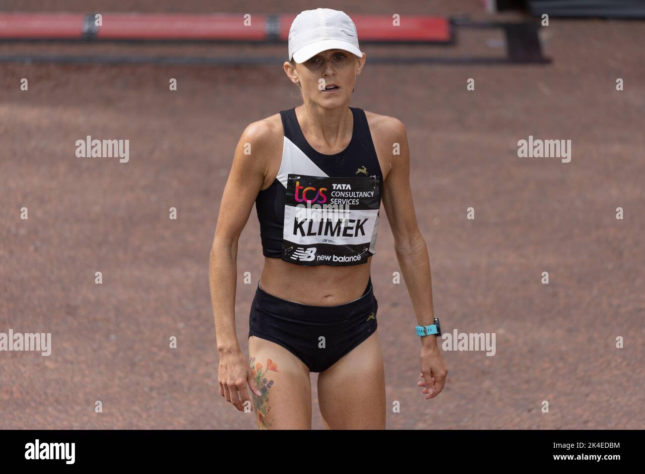 LONDRES, ANGLETERRE - 02 OCTOBRE 2022 : Marci Klimek, des États-Unis, célèbre à la fin de la course Women's Elite lors du Marathon de Londres 2022 du TCS au Mall le 2nd octobre 2022 à Londres, en Angleterre. Credit: SMP News / Alamy Live News Banque D'Images