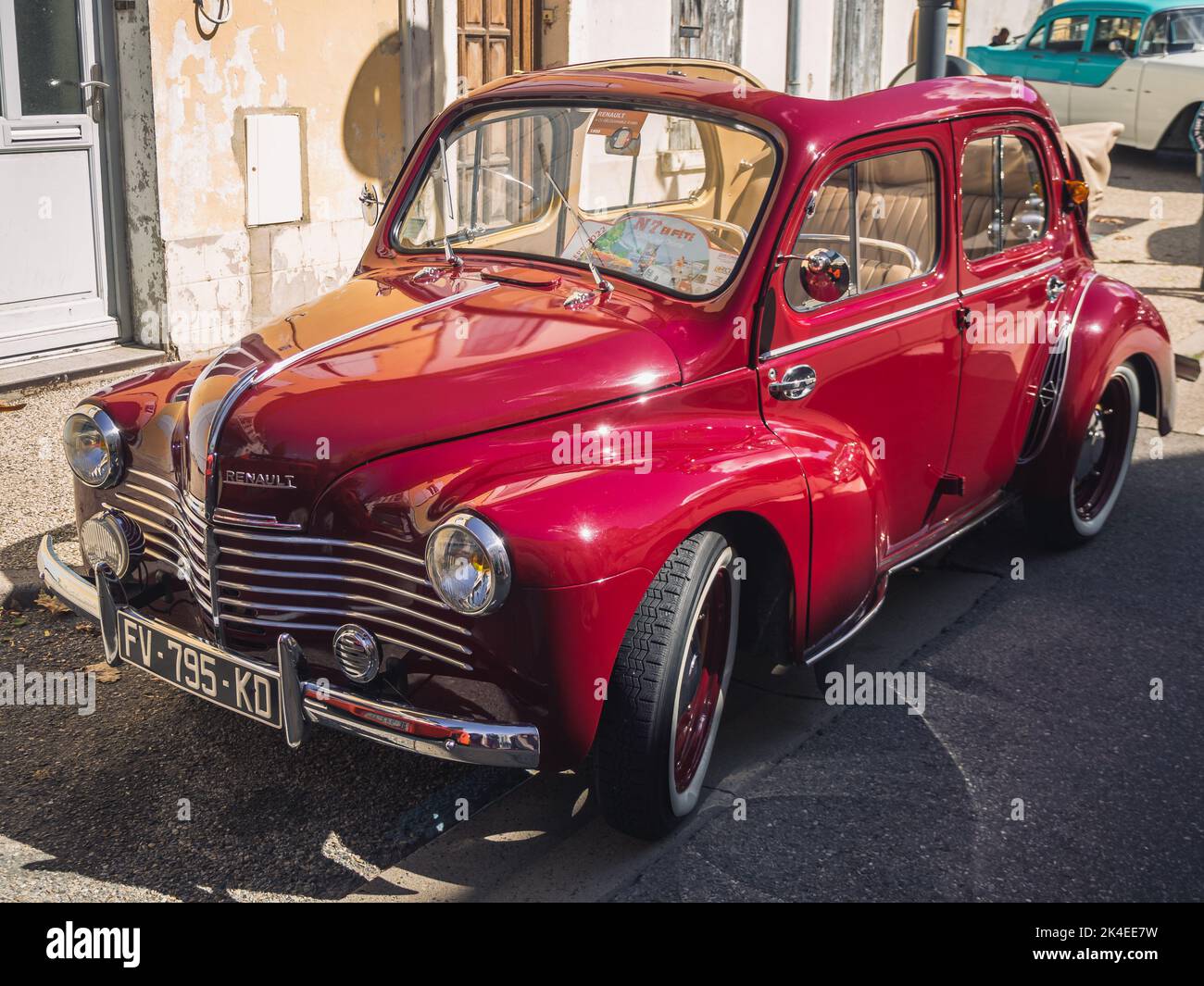 Loriol sur Drome, France - 17 septembre 2022 : cabriolet rouge vintage Renault 4 CV, dans la rue. Exposition de voitures classiques à Loriol sur Drome, France. Banque D'Images