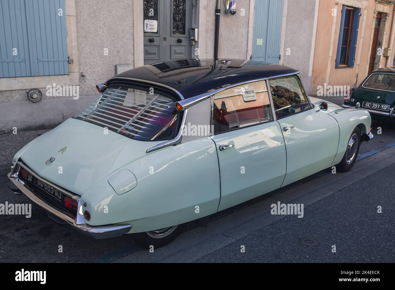 Loriol sur Drome, France - 17 septembre 2022 : vieille voiture bleu clair d'époque Citroën ID19 sur la rue. Exposition de voitures classiques à Loriol sur Drome, Fran Banque D'Images