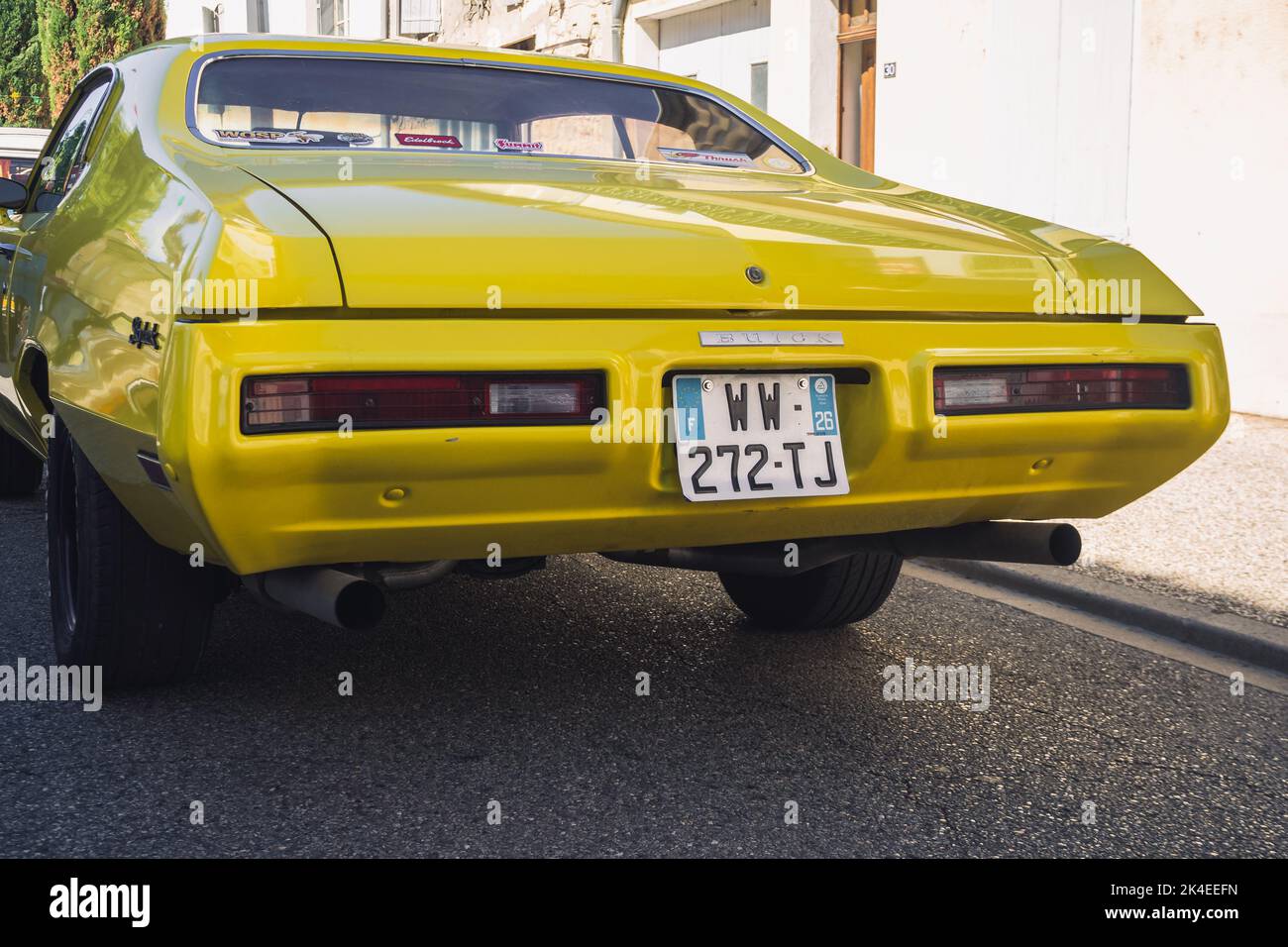 Loriol sur Drome, France - 17 septembre 2022 : Skylark jaune vintage de Buick, dans la rue. Exposition de voitures classiques à Loriol sur Drome, France. Banque D'Images