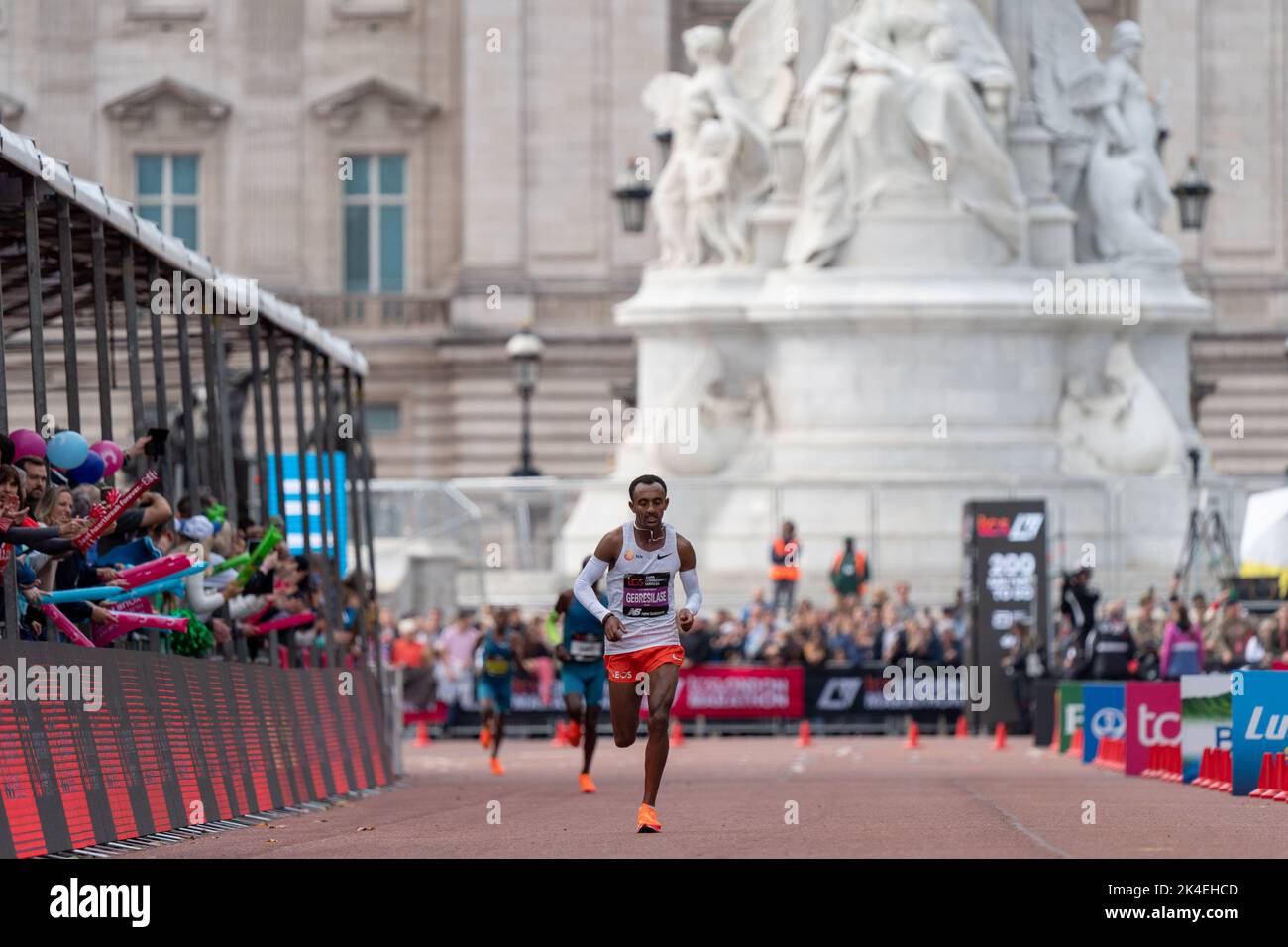 Londres, Royaume-Uni. 02nd octobre 2022. Deuxième au Marathon Elite Mens Leul Gebresilase (ETH) temps de 2:05:12 pendant le Marathon TCS de Londres 2022 au London City Centre, Londres, Royaume-Uni, 2nd octobre 2022 (photo de Richard Washbrooke/News Images) à Londres, Royaume-Uni le 10/2/2022. (Photo de Richard Washbrooke/News Images/Sipa USA) crédit: SIPA USA/Alay Live News Banque D'Images