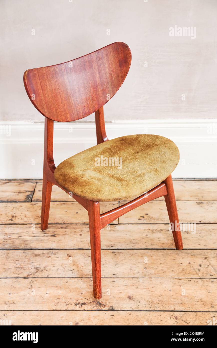 1950s G Plan 'Butterfly' chaise de salle à manger conçu par E Gomme - un exemple très élégant de meubles du milieu du siècle Banque D'Images