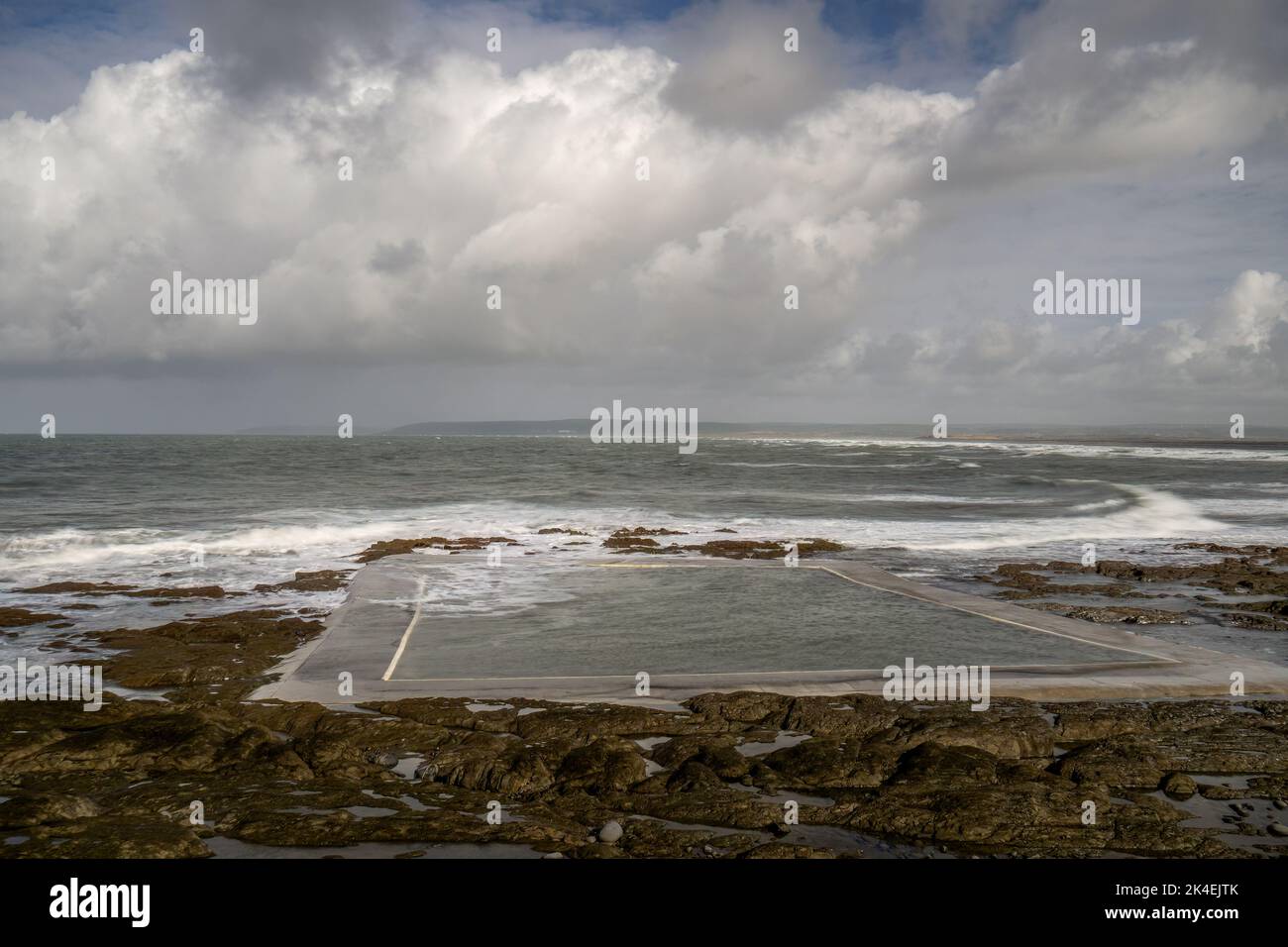 Piscine extérieure d'eau de mer à Westward Ho, sur la côte du Devon en Angleterre, en hiver. Personne. Banque D'Images