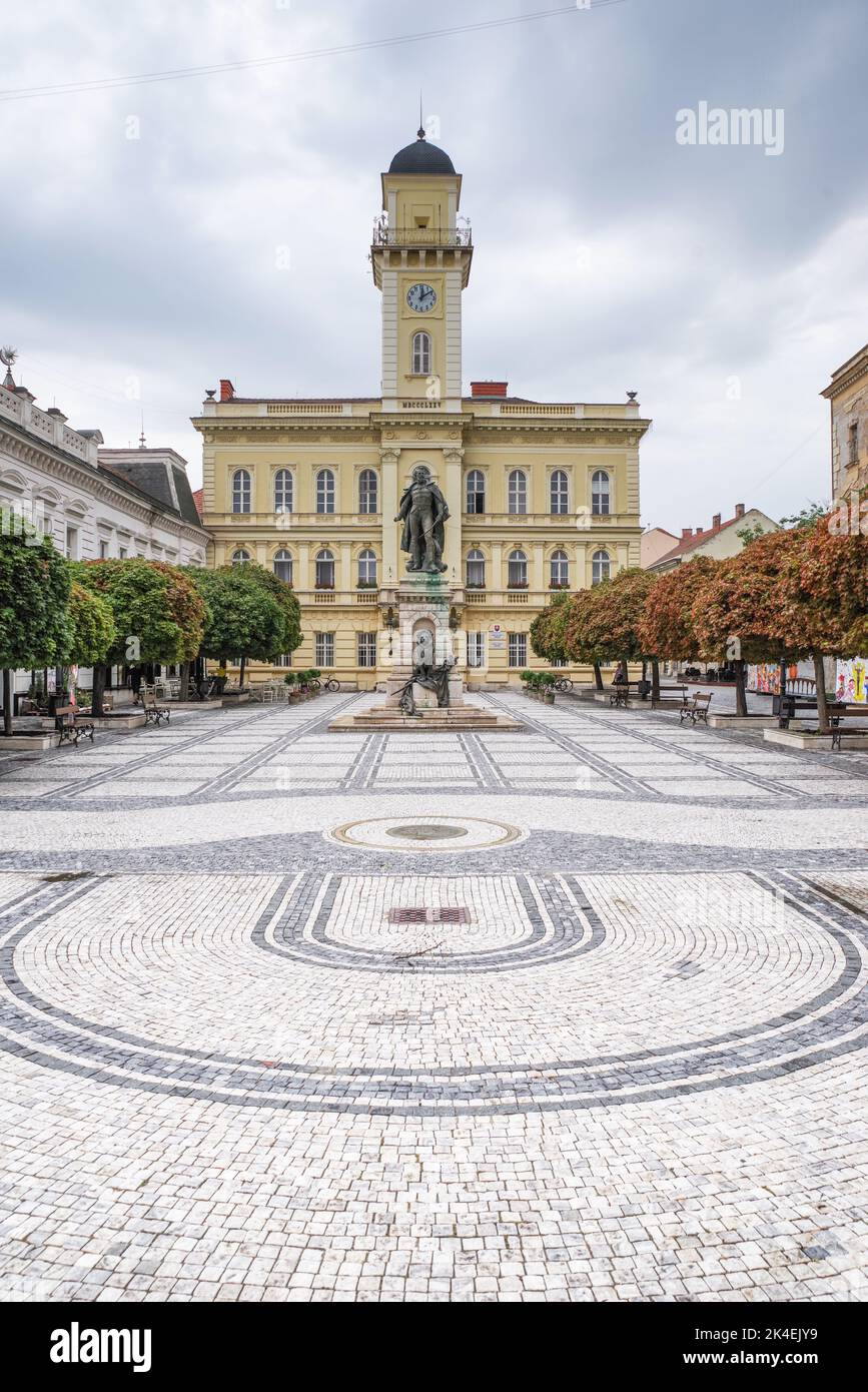 Place du général Klapka dominée par la tour de l'hôtel de ville de Komarno, Slovaquie Banque D'Images