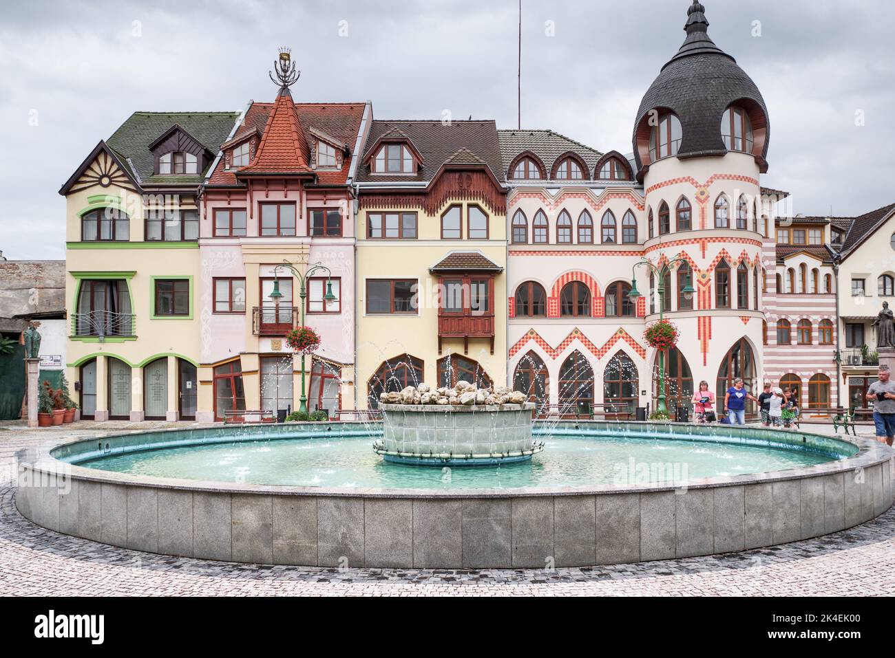 Place de l'Europe à Komarno, Slovaquie - ouvert en 2000, chaque bâtiment autour de la place représente l'architecture d'un pays européen Banque D'Images