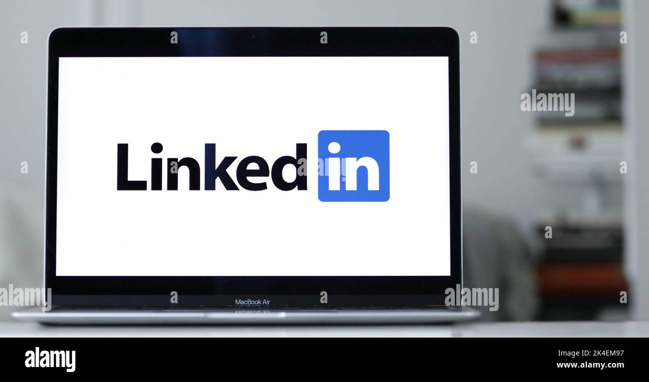 Le logo de LinkedIn, une plate-forme de médias sociaux appartenant à Microsoft, axé sur les réseaux d'entreprise, la recherche d'emploi et le développement professionnel, sur un ordinateur portable. Banque D'Images