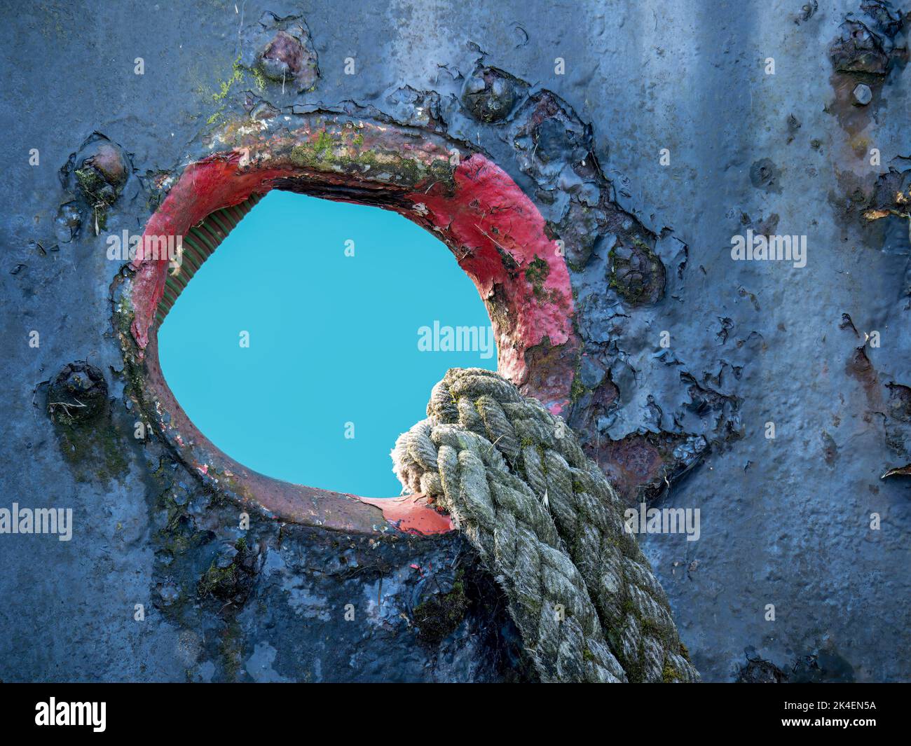 Ancienne cale d'amarrage rouillé avec corde. Banque D'Images